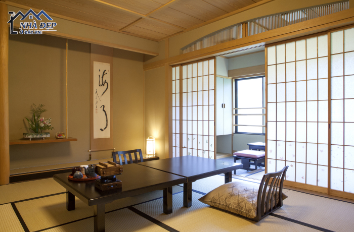 Thiết kế nội thất căn hộ Nhật Bản với bộ bàn ghế bằng gỗ