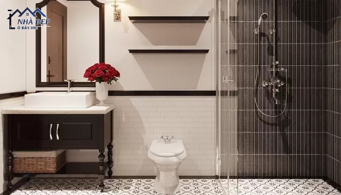 Phòng tắm tông màu tối tạo điểm nhấn với hoa hồng đỏ