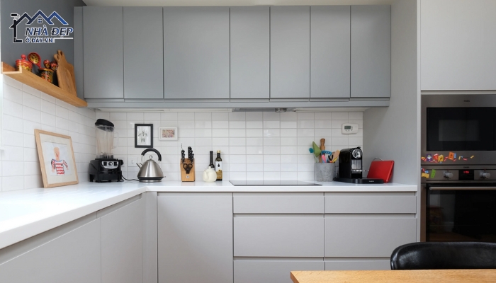 Thiết kế nội thất phòng bếp chung cư gắn tủ âm tường tối ưu không gian