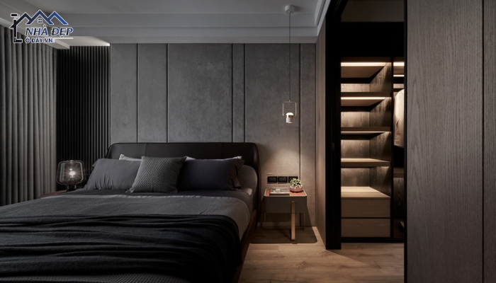 Tường xám màu xám thanh lịch trên nền gỗ tạo điểm nhấn cho giường ngủ
