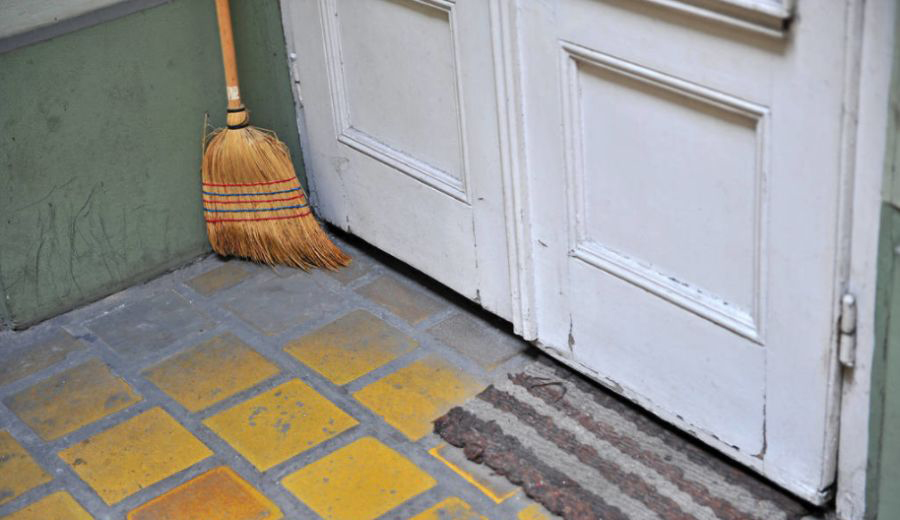 Những vị trí không nên đặt chổi quét nhà