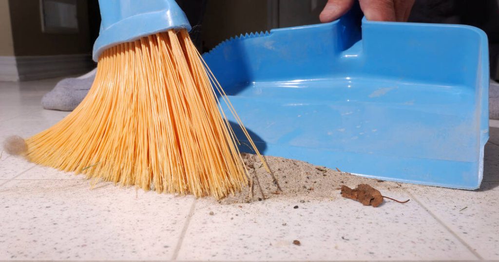 Quét nhà ban đêm có ảnh hưởng gì đến phong thủy?